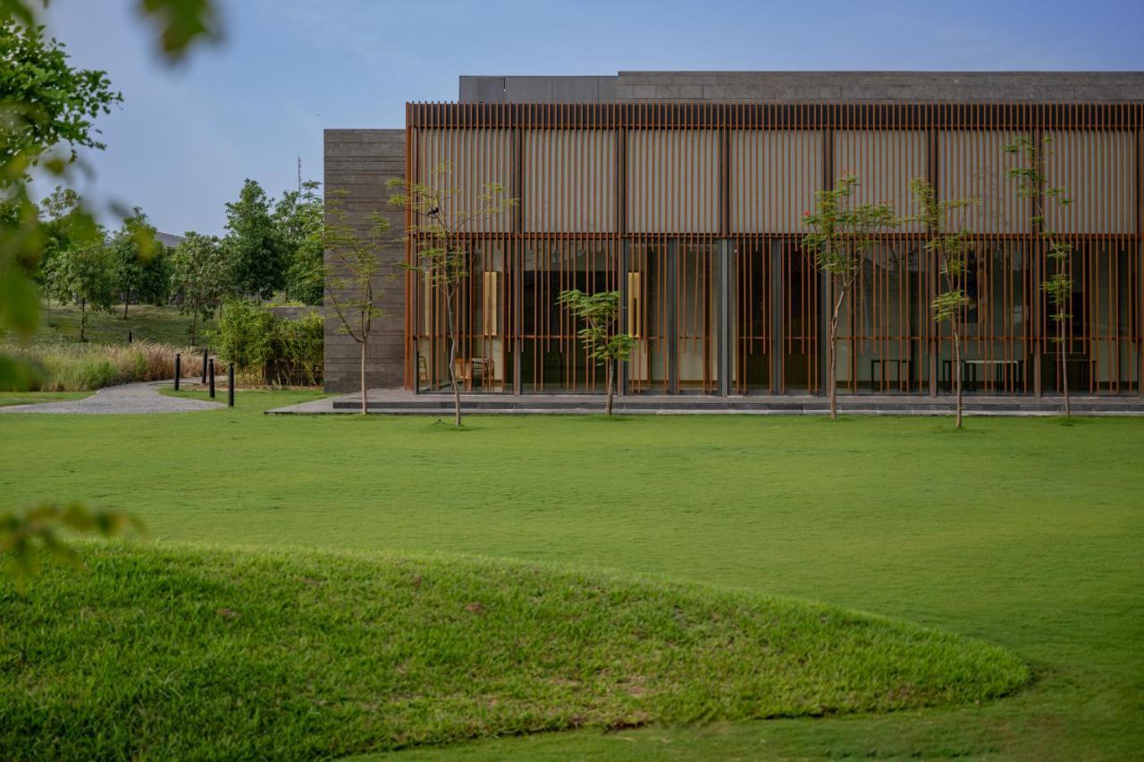 Mysa Zinc Journey By The Fern, Nani Devati Hotel Sanand Ngoại thất bức ảnh